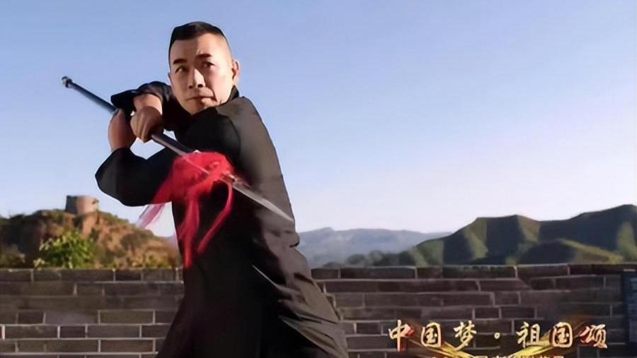 赵文卓|50岁赵文卓“长城踢刀”火了！网友纷纷喊话：少秀花活，多拍佳作