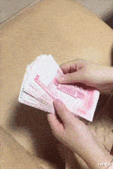 蔡少芬|港媒爆蔡少芬全家搬回香港,销售证实其300平复式豪宅急放租