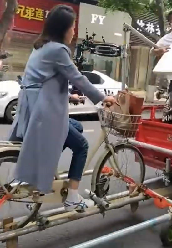 闫妮|闫妮大冷天拍戏露长腿，裙子开叉太高冻得慌，旁边助理负责穿衣