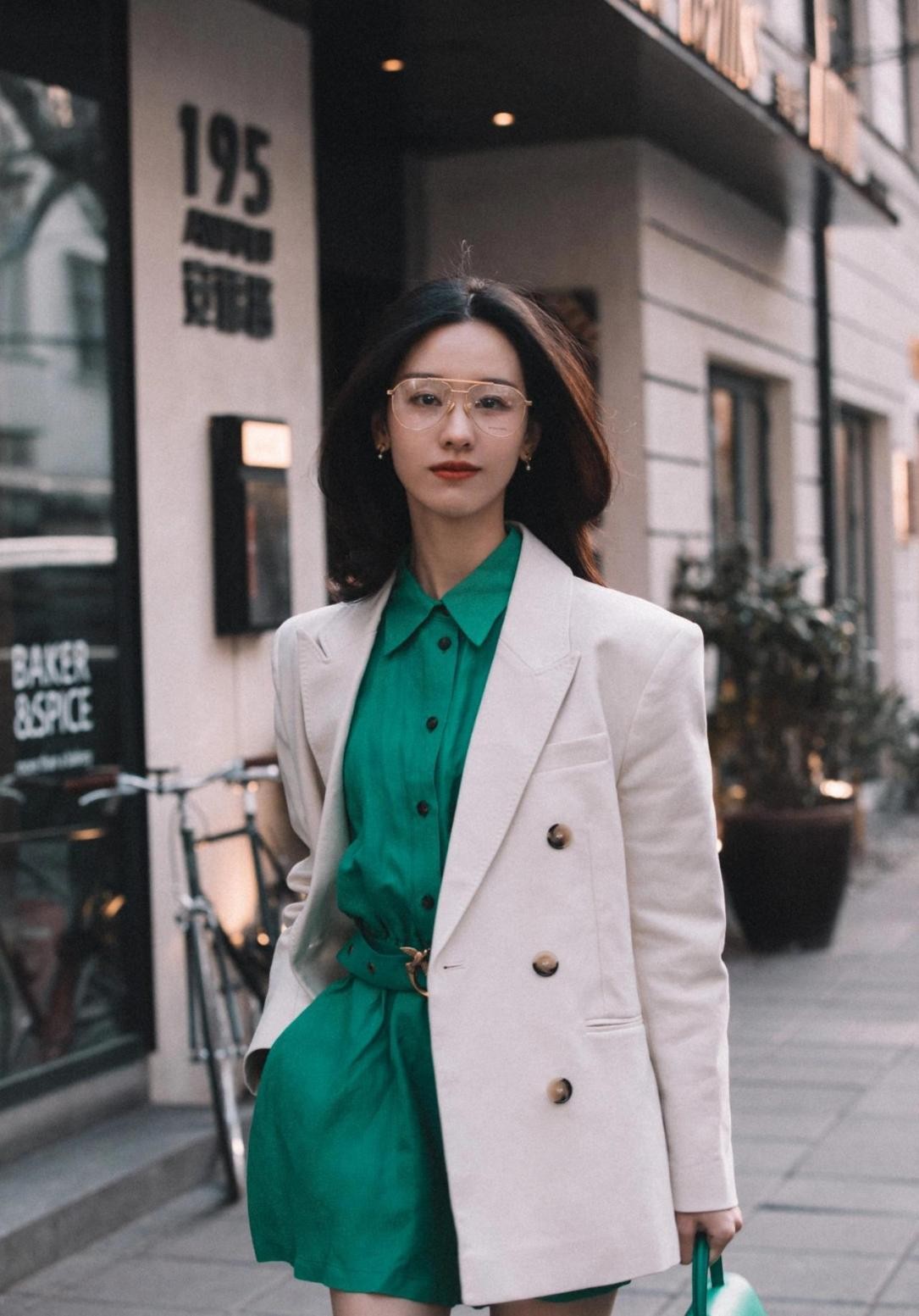 济南|陈都灵开始走女强人路线!穿风衣干练又飒气,穿搭逆袭不再清纯