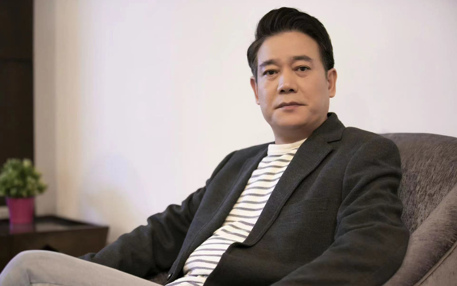 赵立冬|狂飙“赵立冬”和友人聚会，穿百元上衣头发花白，手插兜一脸坏笑