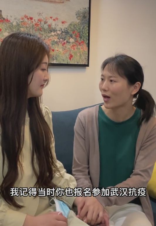 陈亚男|陈亚男为上海加油，送鲜花给以前护士长，网友喊话她回去做护士
