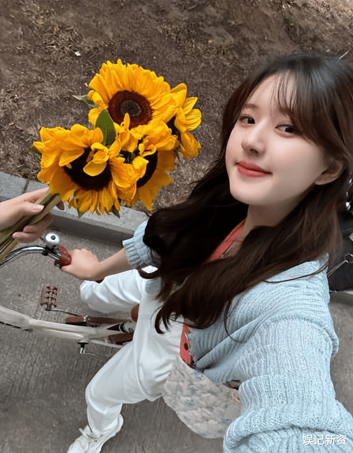 赵露思|赵露思被曝让助理为其穿鞋，好友出面为其说话，有网友晒图力挺！