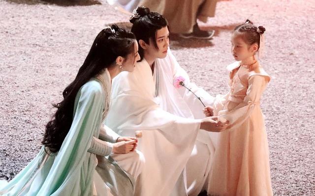 迪丽热巴|《与君初相识》官宣定档,迪丽热巴、任嘉伦主演,共同守护苍生