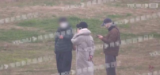 周迅|47岁周迅带小13岁绯闻男友卓越回老家见父母，此前多次被拍牵手