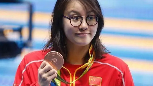 傅园慧|“洪荒少女”傅园慧：里约奥运一炮而红，如今26岁在娱乐圈挣大钱