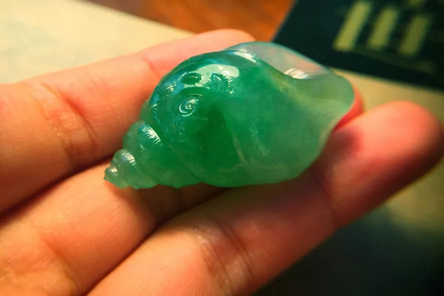 翡翠|天呐！一块价值3万的翡翠原石，半个月后竟开出罕见极品翡翠！