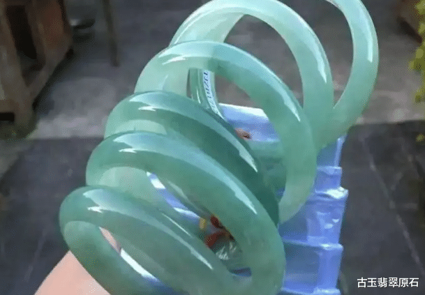 帅哥|满身小裂的翡翠原石，帅哥花3000买下，一刀切开究竟是惊喜还是惊吓？