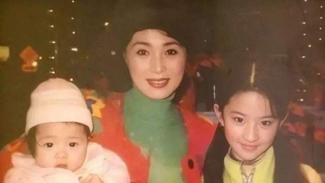 刘亦菲|“神仙姐姐”刘亦菲，14岁出道即巅峰，风光背后尽是心酸