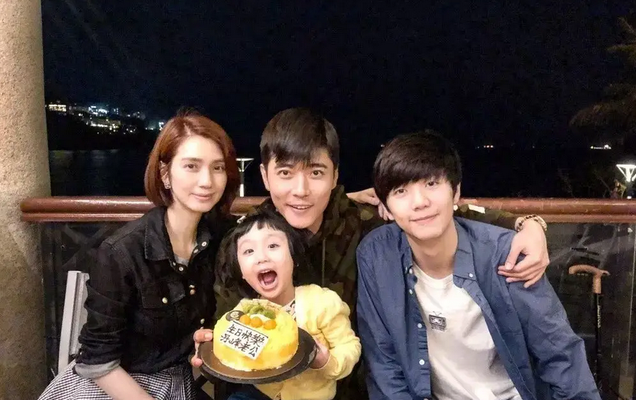 洪欣|洪欣41岁老公晒近照！瘦身后染黄发显年轻，51岁妻子被嘲发福明显