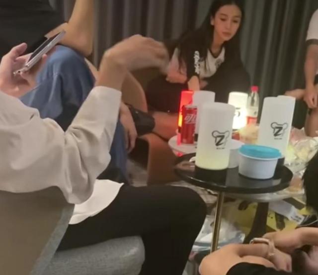 Angelababy|网红胡宾果曝杨颖抽烟视频,绿茶发言引网友不满,现场被曝是男模