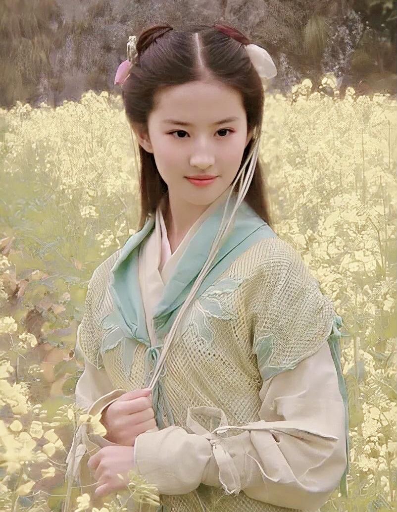 刘亦菲|人红是非多！刘亦菲深夜登热搜，早年入学“北电”被质疑使用特权