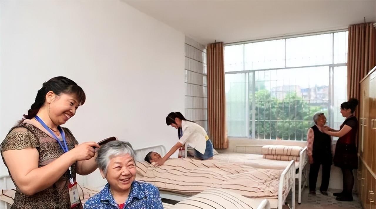 三线城市|挣多少才住得起养老院?一个三线城市的现实叙事