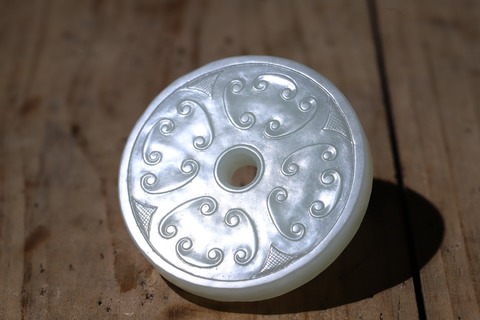 |回流 舊藏和田玉“螭龙勾云壁”.