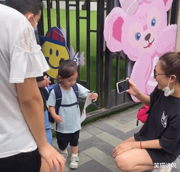 应采儿|应采儿母子长沙被偶遇,小儿子背书包读幼儿园,Jasper越发帅气好像陈小春!