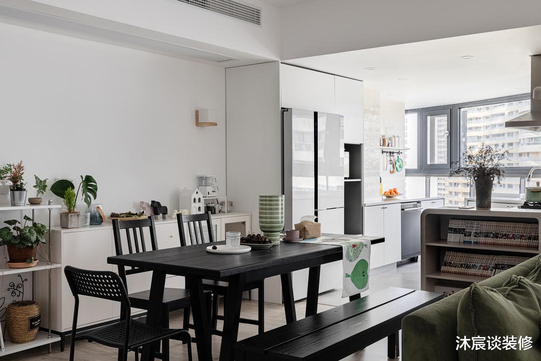 她家虽不豪华,但怎么看就是舒服,特别是大阳台,真是美好又治愈