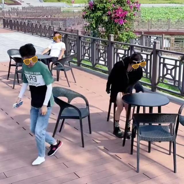 公共休息区男子将脚搭在桌子上,女友踢走鞋子并呵斥:这不是你家