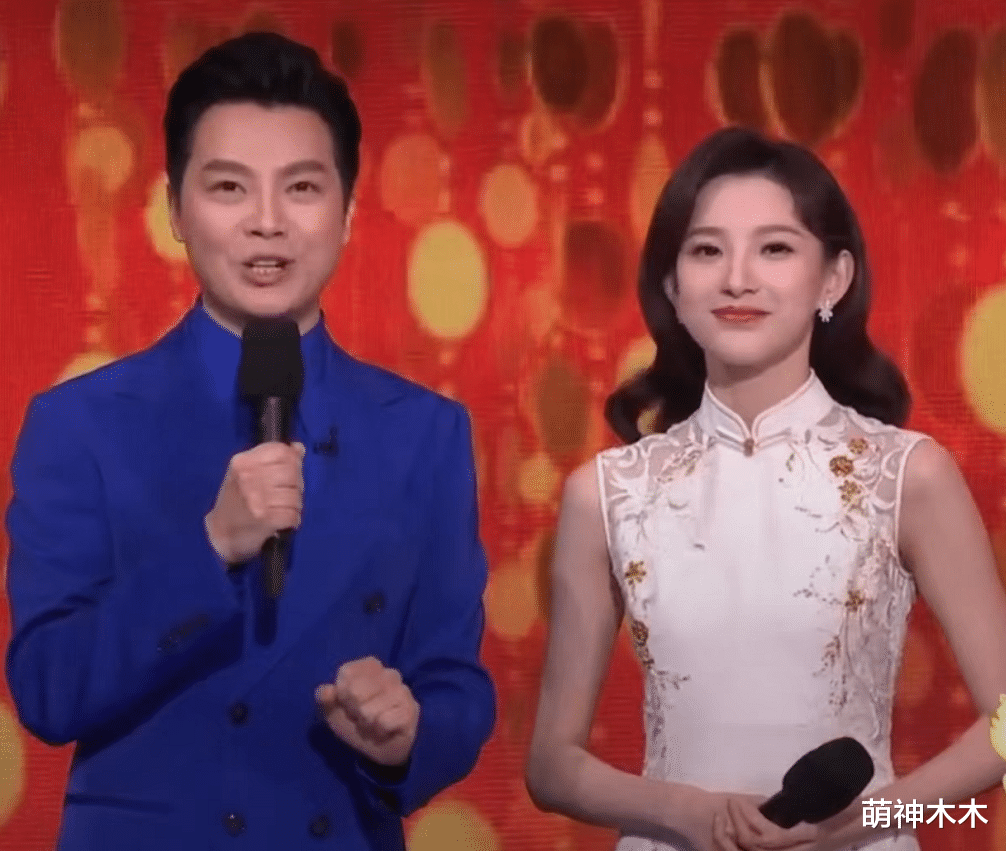 春晚|春晚新主持火出圈,两套国产高定被网友追捧,设计师在线感谢