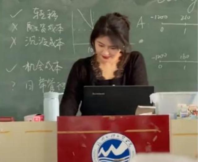 化妆品 “黑裙红唇”港式明星女教师火了，好看得让家长担心，怕教不好