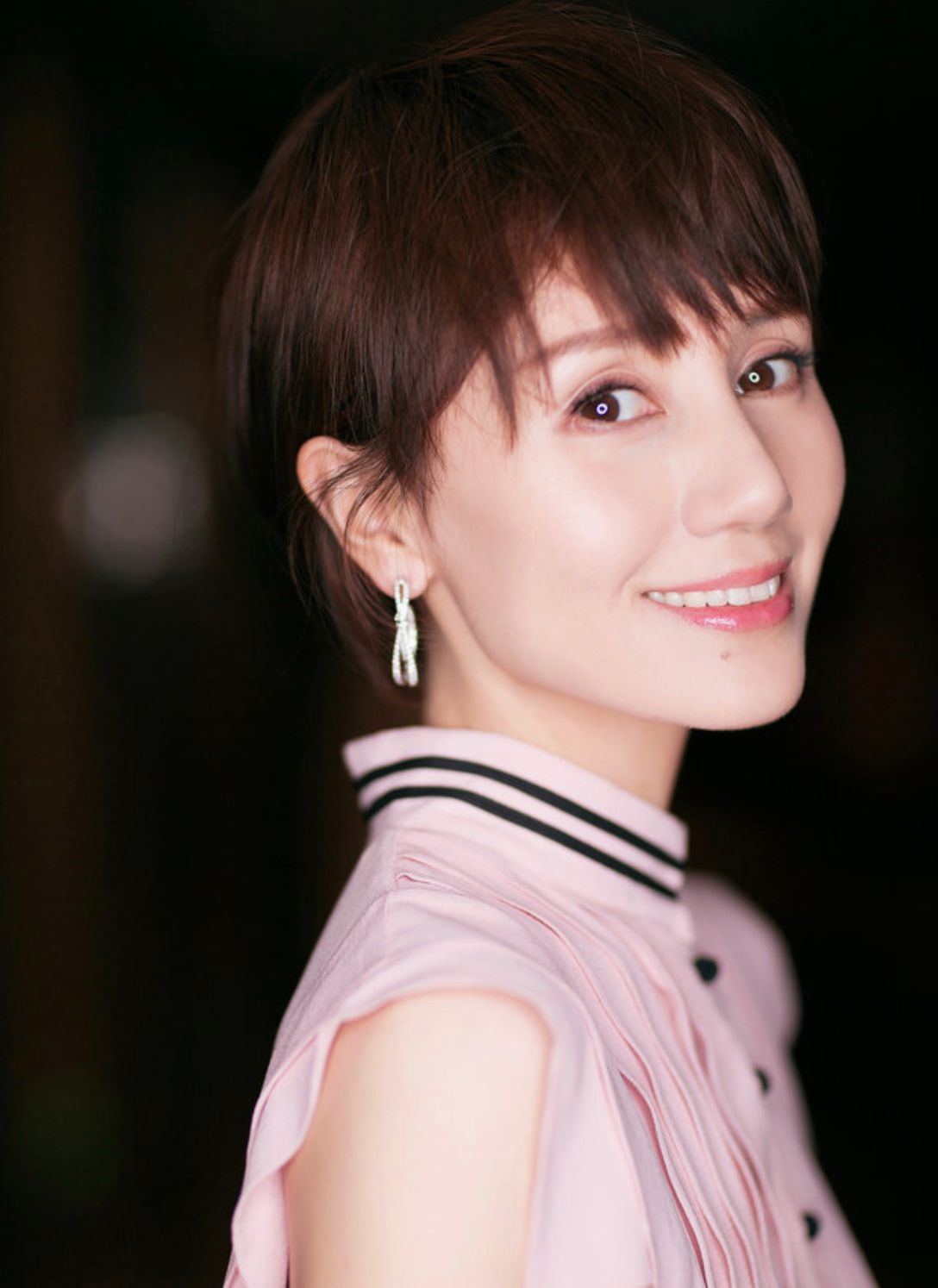 短发 看了袁泉的长发照,终于明白为什么上了年纪的女人,都喜欢留短发