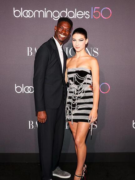 比尔·盖茨|比尔·盖茨19岁女儿带男友亮相,黑人小伙合不拢嘴,车内亲亲太甜