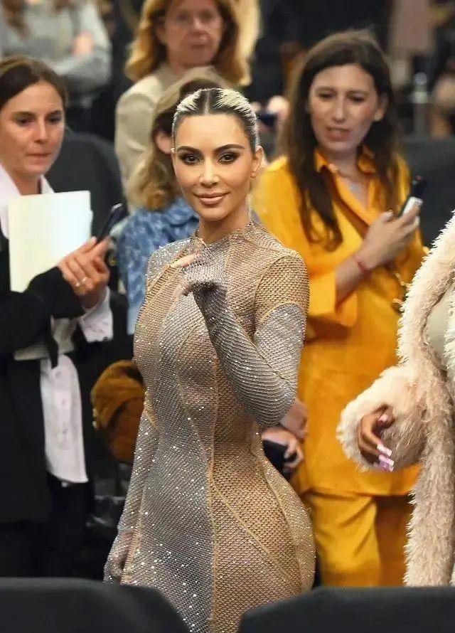 金·卡戴珊|金·卡戴珊穿连体裙扮“美人鱼”,身材傲人,前夫骂她拍成人片