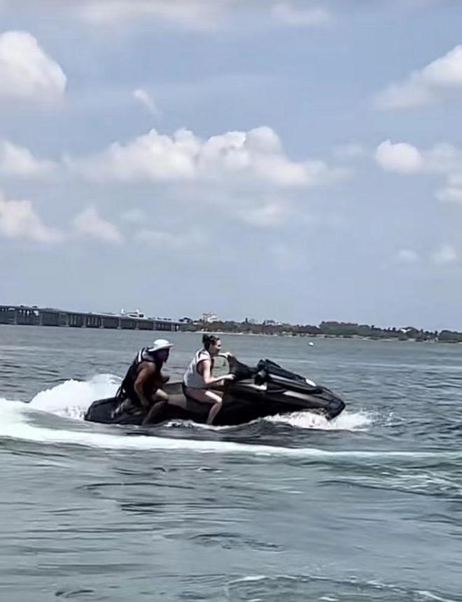 谷爱凌|谷爱凌在美国开摩托艇出海,玩嗨后向妈妈道歉,放飞自我,真刺激