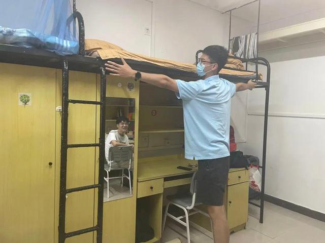 东南大学|东南大学新生开学,家长因随意穿搭走红了,学会适度打扮不是坏事