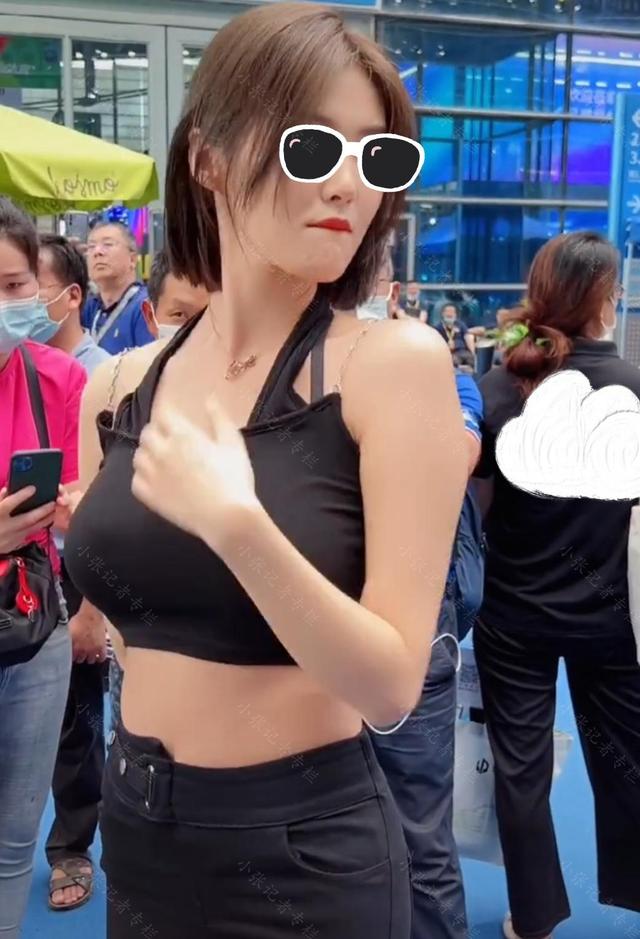 女子被人拉扯肩带,转身一看发现是自己男友,女子顿时笑容满面