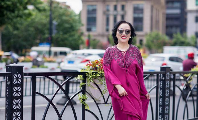 李颖|子成龙女成凤，如今她稳坐高堂，活成了让人羡慕的人生赢家