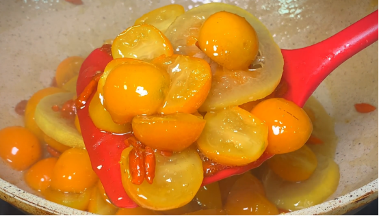 “阳”了之后嗓子干痒不舒服,教你2款养生汤,润肺止咳还补水,越喝越舒服