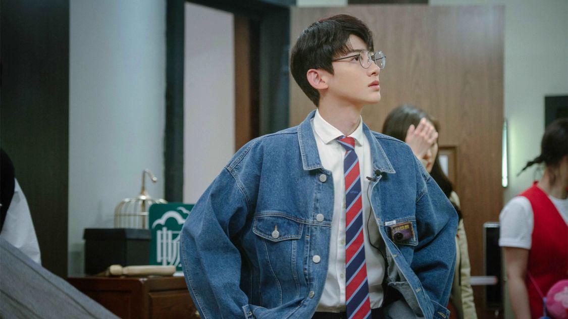 白敬亭|为什么白敬亭不会跟宋轶领证结婚？毕竟娱乐圈的爱情实在太现实了