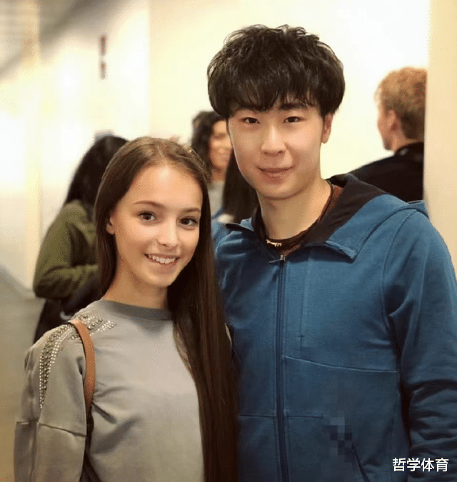 花滑|太甜了！俄花滑美少女收到金博洋送的冰墩墩帽子，特地网上晒美照