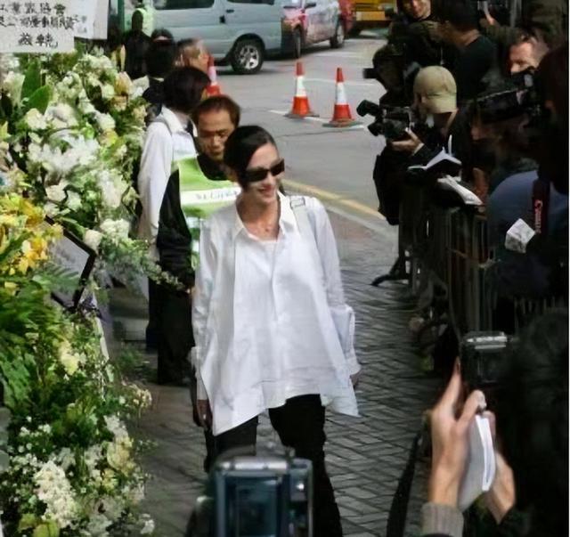 梅艳芳|“风华绝代”梅艳芳:不爱财却独爱才,为何葬礼上频频有怪事发生