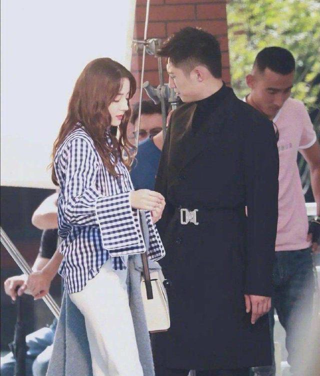 迪丽热巴|网友曝光黄景瑜出现迪丽热巴新剧《公诉精英》片场的照片，cpf狂喜