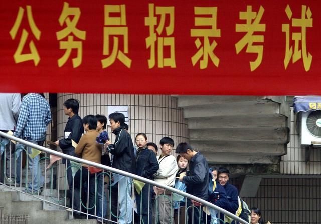 大学生|很多大学生不愿意考乡镇级别公务员，原因有四点，说实话很现实