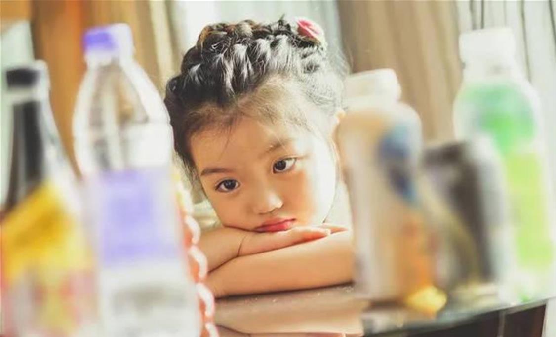 阿拉蕾|还记得被父母过度消费的阿拉蕾吗？如今才9岁，眼里已经没有光了