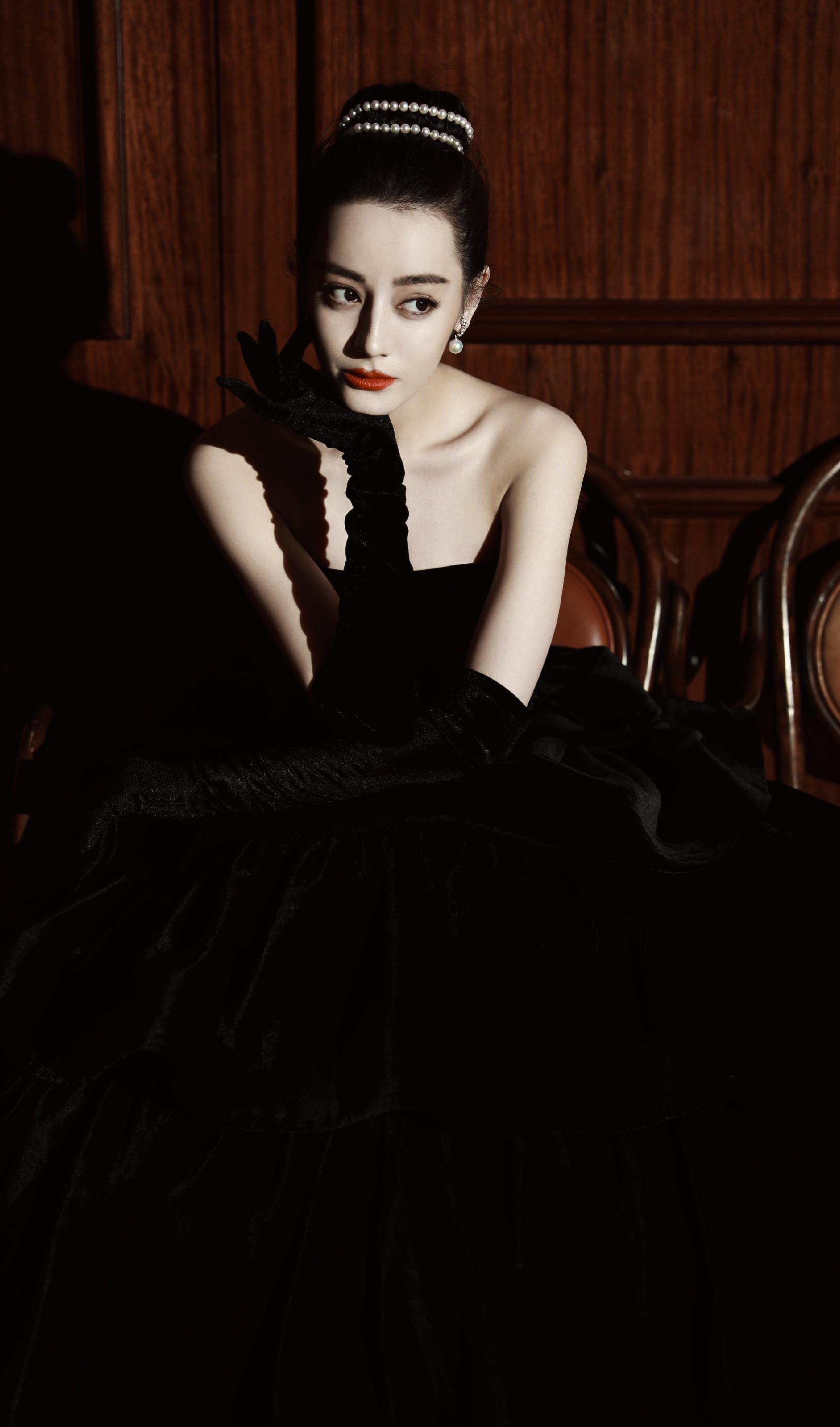 迪丽热巴|迪丽热巴赫本风造型直接封神！