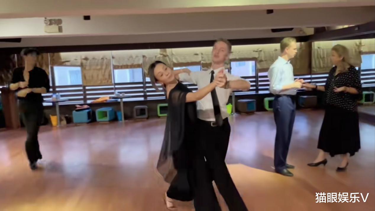 王琳|52岁雪姨和外国帅哥跳舞,两人紧握双手舞姿优美,穿薄纱身材火辣