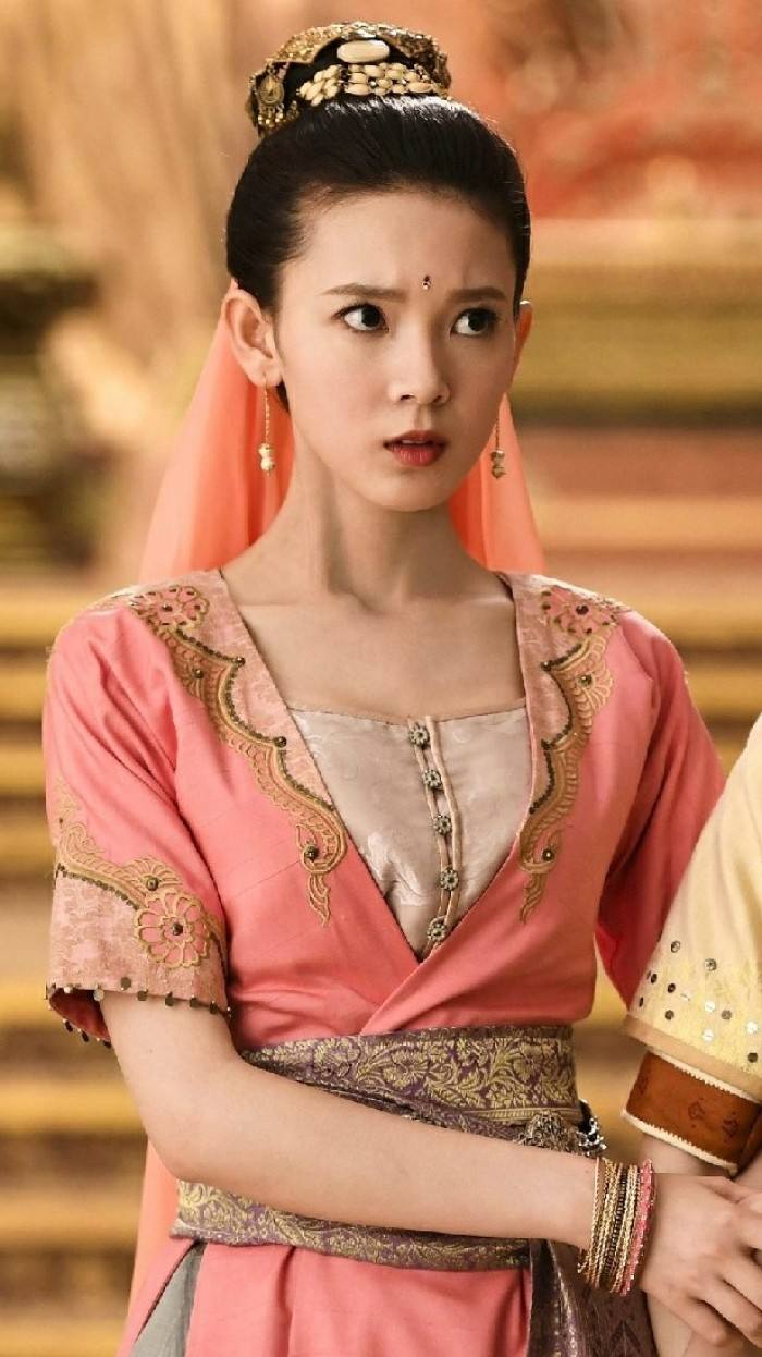 陈瑶|从婴儿肥到网红脸,“岳绮罗”的灵气去哪了?