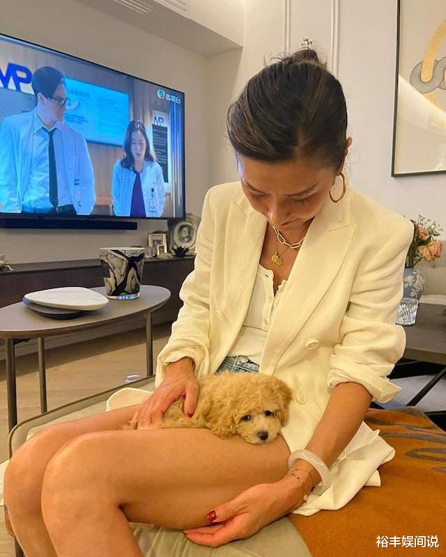 汤镇业|汤镇业前妻晒豪宅！年过五旬仍优雅，曝汤镇业三头养家每年500万