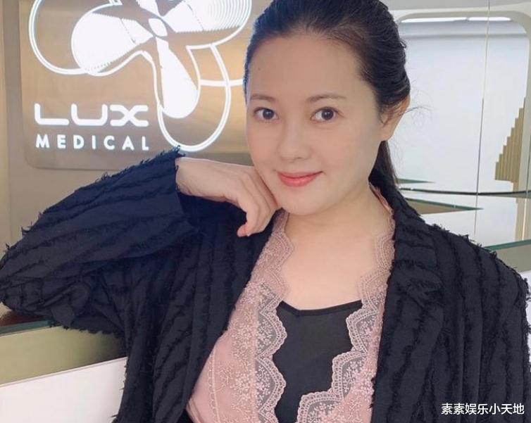 李丽珍|56岁李丽珍近照曝光:带25岁女儿罕见出镜,母女高颜值似姐妹