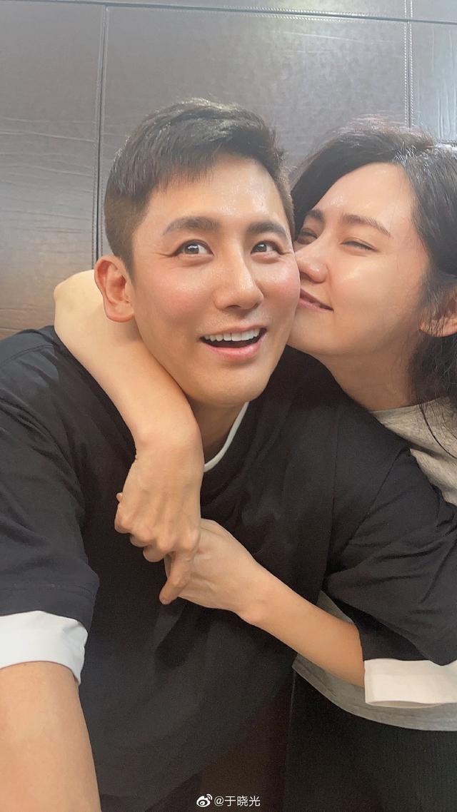 秋瓷炫|洪欣晒合照秀恩爱，张丹峰出镜满面笑容，秋瓷炫夫妻也被赞