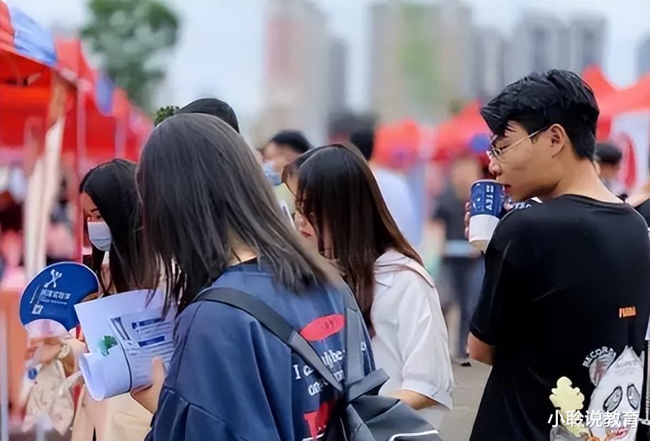 00后|一张私企工作照走红,00后和90后的区别显露无疑,80后看完沉默了