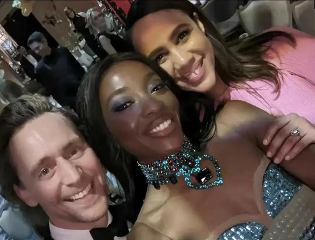 抖森|41岁“全球最性感男神”官宣订婚，哭瞎无数网友：长得酷似奥巴马，她谁？