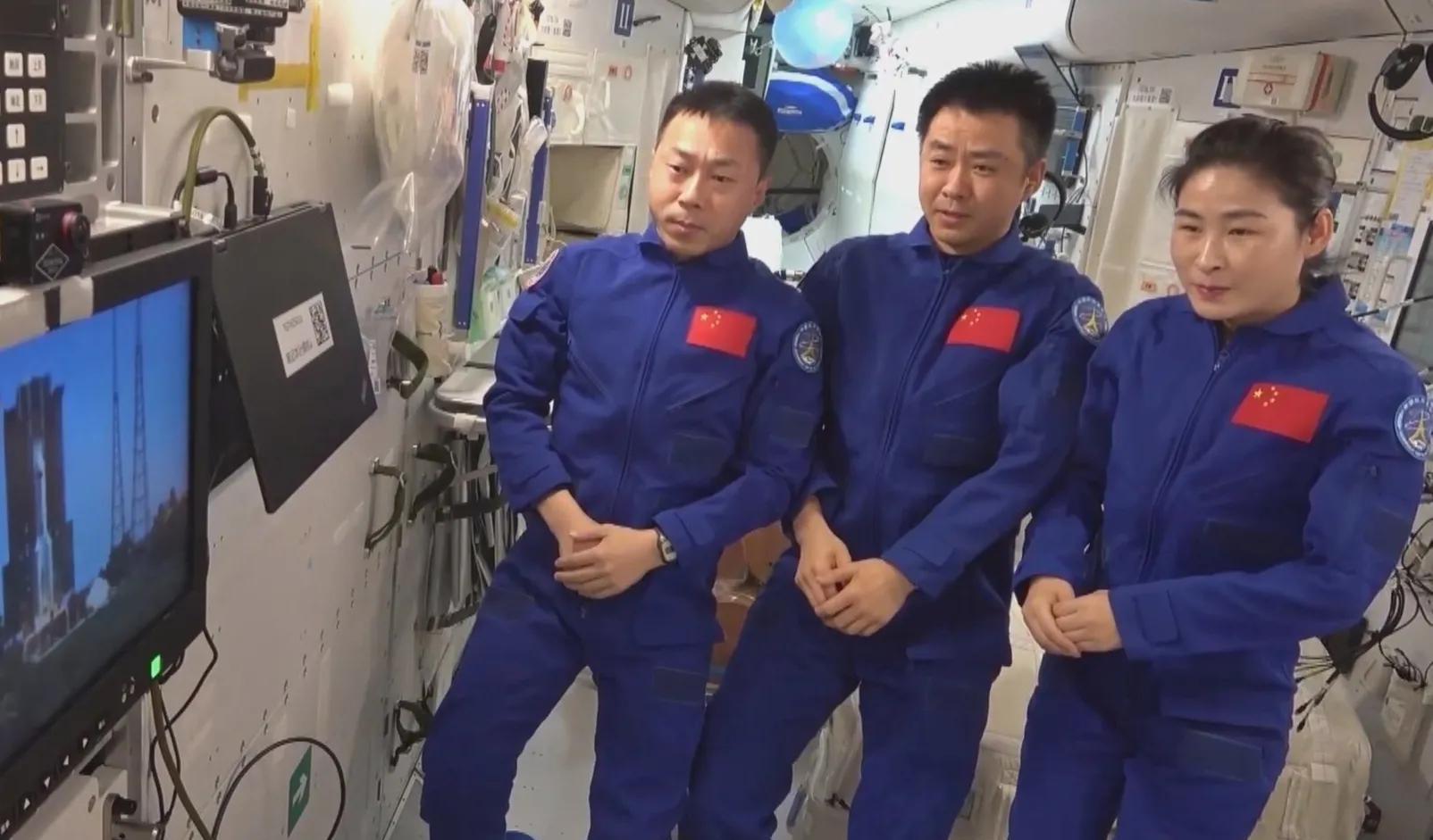 为什么航天员出舱后要坐在椅子上?重力环境的改变影响航天员身体