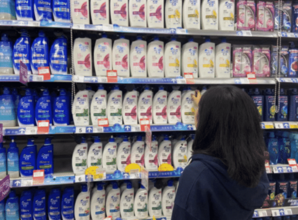 饮食 年轻人逐渐“嫌弃”超市里的洗发水，更愿意选择新国货，这是为什么？