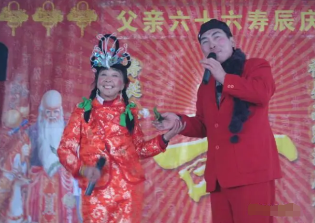 李玉成|85岁马玉琴和小32岁老公商演,旁若无人对嘴亲,网友:真下得去嘴