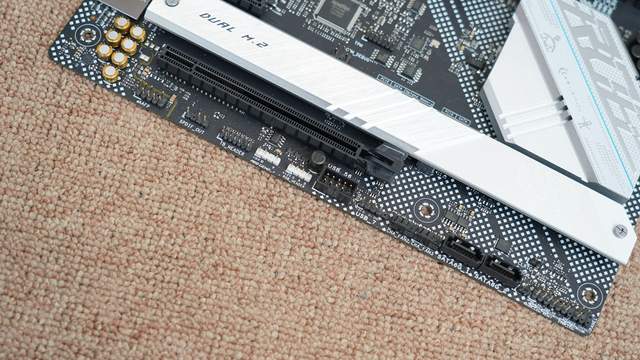 索尼|特效拉满，打造一台能在4K分辨率下畅玩老头环的黑白配色主机