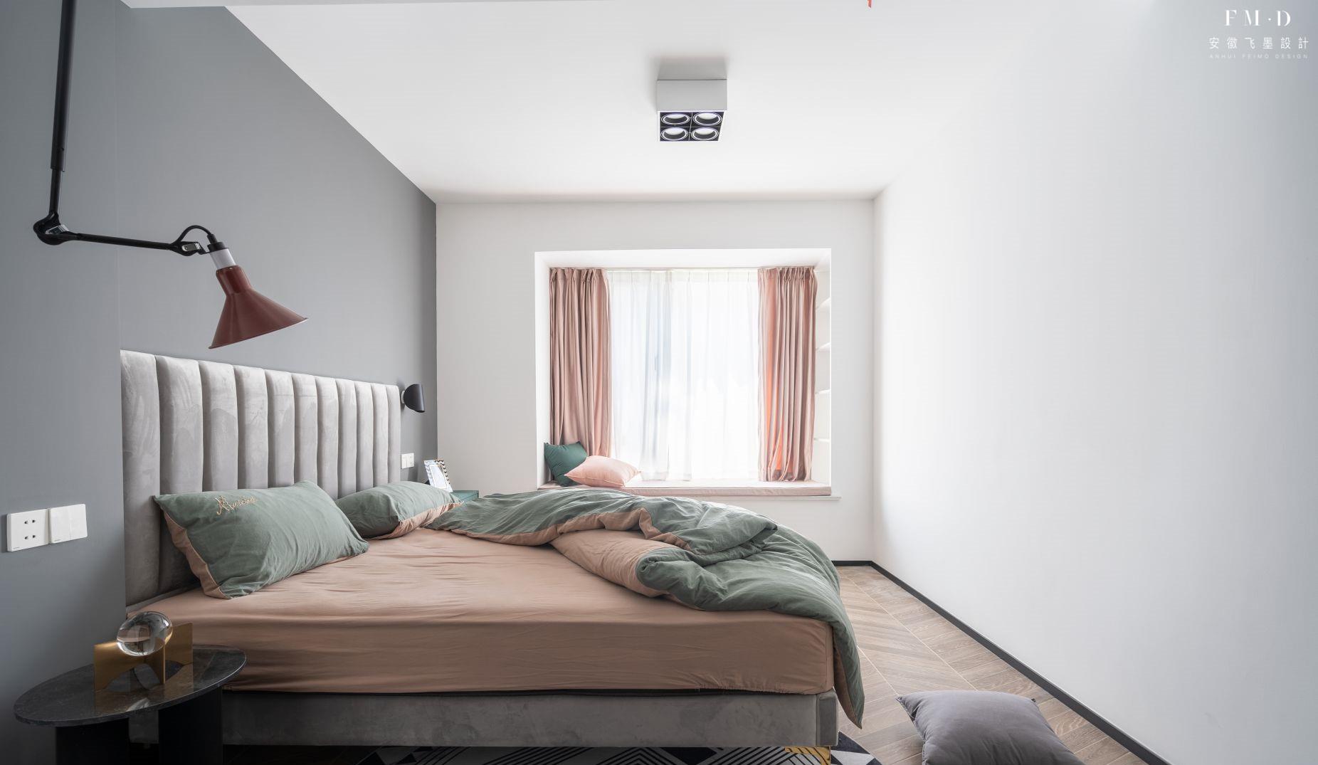 床尾不要空着，挂电视也过时了，放斗柜、装一排衣柜才是明智选择